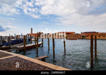 Murano, Italie - 6 octobre 2019 : rue typique sur l'île de Murano à Venise, quai pour gondoles et bateaux, usines de soufflage de verre et Murano Lighthous Banque D'Images