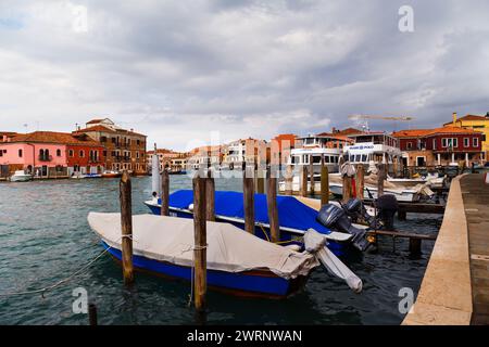 Murano, Italie - 6 octobre 2019 : rue typique sur l'île de Murano à Venise, quai pour gondoles et bateaux, usines de soufflage de verre et Murano Lighthous Banque D'Images