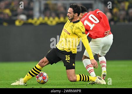 Dortmund, Allemagne. 13 mars 2024. Football : Ligue des Champions, Borussia Dortmund - PSV Eindhoven, éliminatoires, 16e manche, signal Iduna Park. Mats Hummels de Dortmund (g) et Malik Tillman d'Eindhoven se battent pour le ballon. Crédit : Federico Gambarini/dpa/Alamy Live News Banque D'Images
