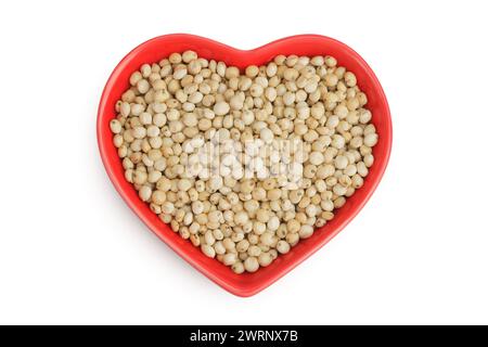 Graines de sorgho dans un bol en céramique isolé sur fond blanc. Vue de dessus. Pose à plat. Banque D'Images