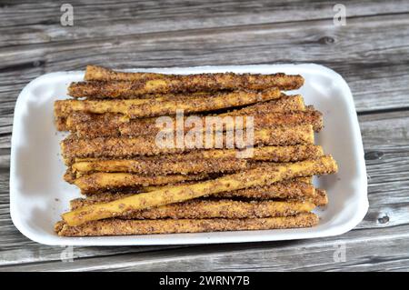 Gressins de cannelle de sucre roux, grissini, grissino ou bâtonnets de trempage, bâtonnets français de vente de bâtonnets à la cannelle et garnis de cassonade, crayon-siz Banque D'Images