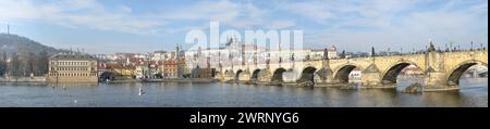 Vue panoramique vers la petite ville et le château de Prague avec le pont Charles au premier plan depuis le quai de Smetanovo à Prague, République tchèque. Banque D'Images