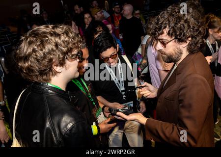 Austin, États-Unis. 13 mars 2024. Gaspard Augé, de Justice, signe des autographes à la 'session vedette : Justice : en conversation' pendant South by Southwest 2024 à Austin, TX le mercredi 13 mars 2024. (Travis P Ball/Sipa USA) crédit : Sipa USA/Alamy Live News Banque D'Images