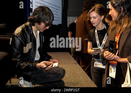 Austin, États-Unis. 13 mars 2024. Xavier de Rosnay, de Justice, signe des autographes à la 'session vedette : Justice : en conversation' pendant South by Southwest 2024 à Austin, TX le mercredi 13 mars 2024. (Travis P Ball/Sipa USA) crédit : Sipa USA/Alamy Live News Banque D'Images