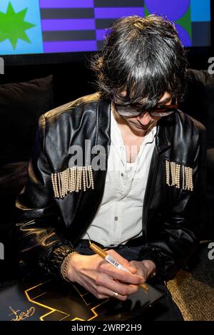 Austin, États-Unis. 13 mars 2024. Xavier de Rosnay, de Justice, signe des autographes à la 'session vedette : Justice : en conversation' pendant South by Southwest 2024 à Austin, TX le mercredi 13 mars 2024. (Travis P Ball/Sipa USA) crédit : Sipa USA/Alamy Live News Banque D'Images