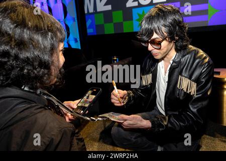 Austin, États-Unis. 13 mars 2024. Xavier de Rosnay, de Justice, signe des autographes à la 'session vedette : Justice : en conversation' pendant South by Southwest 2024 à Austin, TX le mercredi 13 mars 2024. (Travis P Ball/Sipa USA) crédit : Sipa USA/Alamy Live News Banque D'Images