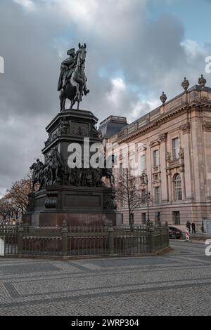 Berlin, Allemagne - Decmber 16, 2021 : la majestueuse statue équestre de Frédéric le Grand à l'extrémité est de Unter den Linden, Berlin, Allemagne. Banque D'Images