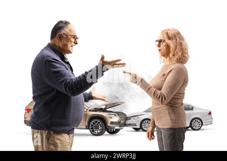 Homme mature et femme dans un accident de voiture ayant un argument isolé sur fond blanc Banque D'Images