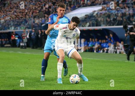 Andrey Mostovoy (17 ans) de Zenit et Nicholas Marichal Perez (18 ans) de Dynamo vus en action lors du match de football de la Coupe de Russie 2023/2024 entre Zenit Saint-Pétersbourg et Krylia Dynamo Moscou à Gazprom Arena. Score final ; Zenit 2:0 Dynamo. Banque D'Images