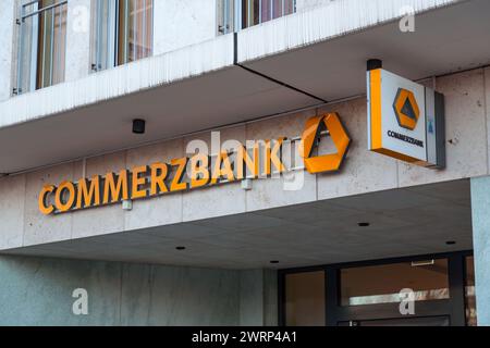 Munich, Allemagne - DEC 16, 2021 : succursale berlinoise de Commerzbank AG, une grande banque allemande opérant en tant que banque universelle, dont le siège est à Francfort-sur-le-main Banque D'Images