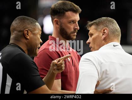 13 MARS 2024 : l'entraîneur porter Moser a une discussion pointue avec un officiel du tournoi de championnat Big 12 au centre T-Mobile, Kansas City, Missouri. Jon Robichaud/CSM. Banque D'Images