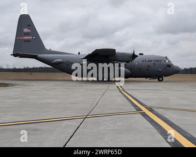 Un avion C-130H Hercules affecté au 757th Airlift Squadron prend des taxis le long de la ligne de vol à Youngstown Air Reserve Station, Ohio, le 3 mars 2024. Au cours de l'Assemblée d'entraînement des unités de mars à YARS, les équipages affectés au 757th Airlift Squadron effectuent des sorties en s'assurant que les aviateurs sont à jour et prêts au combat. (Photo de l'US Air Force par le sergent d'état-major Christina Russo) Banque D'Images