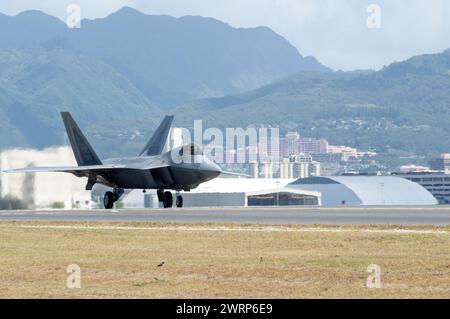 Un F-22 Raptor, exploité par les 199e et 19e escadrons de chasse, taxis le 27 février 2024, à l'aéroport international d'Honolulu, Hawaï. L'avion de cinquième génération s'est entraîné aux côtés des F-15 Eagles de la 173e Escadre de chasse dans le cadre d'un exercice de deux semaines, appelé Sentry Luau. (Photo de la U.S. Air National Guard par Tech. Sergent John Linzmeier) Banque D'Images