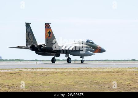 Les taxis F-15 Eagle de la 173rd Fighter Wing le 27 février 2024, à l’aéroport international d’Honolulu, Hawaï. L'avion de conception unique est orné d'une peinture commémorative, rendant hommage à l'héritage du lieutenant David R. Kingsley, récipiendaire de la médaille d'honneur de la seconde Guerre mondiale. Les Eagles de Kingsley Field, Oregon, se sont entraînés aux côtés des F-22 Raptors locaux, des 199e et 19e escadrons de chasse, dans le cadre de l'exercice Sentry Luau. (Photo de la U.S. Air National Guard par Tech. Sergent John Linzmeier) Banque D'Images