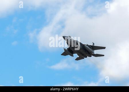 Un F-15 Eagle du patrimoine de la 173rd Fighter Wing décolle le 7 mars 2024 à l'aéroport international d'Honolulu, Hawaï. Les avions et le personnel de Kingsley Field, Oregon, se sont entraînés aux côtés des F-22 Raptors basés localement, des 199e et 19e escadrons de chasse, dans le cadre de l'exercice Sentry Luau. (Photo de la U.S. Air National Guard par Tech. Sergent John Linzmeier) Banque D'Images