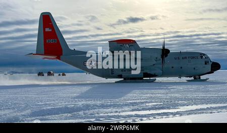 Un LC-130 Hercules affecté à la 109e escadre de transport aérien de la Garde nationale aérienne de New York se trouve sur la piste de glace près du principal lieu d’exploitation des États-Unis en Antarctique, la station McMurdo, le 11 novembre 2023. D'octobre 2023 à mars 2024, 366 aviateurs affectés à l'escadre transportèrent 2,2 millions de livres de fret, 1 500 passagers et 68 000 gallons de carburant pour soutenir la recherche antarctique de la National Science Foundation. (Photo de la U.S. Air National Guard par le sergent technique Samantha Allan.) Banque D'Images