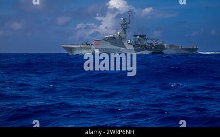 HMS Tamar un bateau de patrouille de classe fluviale lot 2 dans le Pacifique Banque D'Images