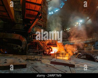 Grand haut fourneau électrique dans l'usine métallurgique. Banque D'Images