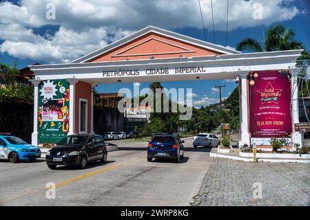 La porte impériale de la ville Petropolis à l'entrée de la ville sur l'avenue Ayrton Senna sous l'après-midi d'été ensoleillé ciel bleu nuageux. Banque D'Images