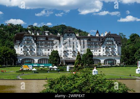 Vue de face du Quitandinha Palace, un ancien hôtel historique et célèbre monument de Petropolis sous un ciel bleu nuageux ensoleillé après-midi d'été. Banque D'Images