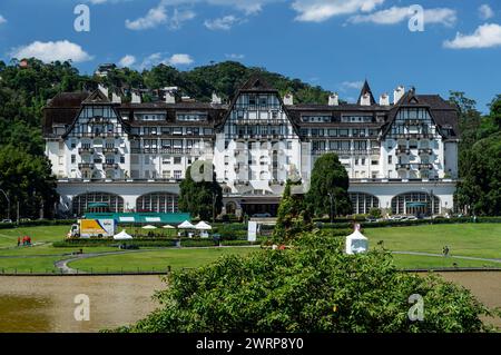 Vue de face du Quitandinha Palace, un ancien hôtel historique et célèbre monument de Petropolis sous un ciel bleu nuageux ensoleillé après-midi d'été. Banque D'Images