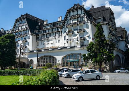 Vue partielle sur le palais Quitandinha, un ancien hôtel historique et célèbre monument de Petropolis sous l'après-midi d'été ensoleillé ciel bleu nuageux. Banque D'Images