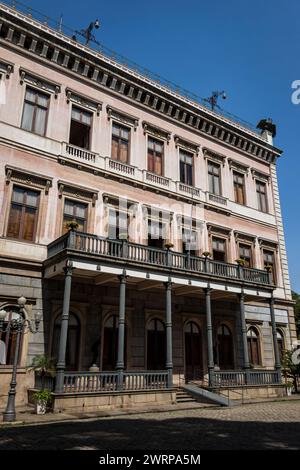 Vue partielle de la célèbre façade du palais Catete face aux jardins intérieurs situés dans le quartier de Flamengo sous le matin d'été ensoleillé ciel bleu clair. Banque D'Images