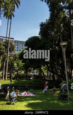 Vue partielle des jardins de végétation verte du Catete Palace côté nord près d'un canal d'eau du lac dans le district de Flamengo sous le ciel bleu ensoleillé matin d'été. Banque D'Images