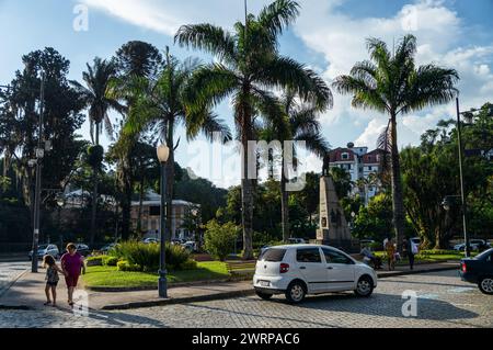 Vue de la place publique Princesa Isabel à la rue Rua da Imperatriz dans le quartier Centro sous l'après-midi d'été ensoleillé ciel bleu nuageux. Banque D'Images