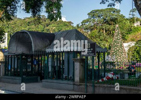 Porte d'entrée principale du lieu culturel Crystal Palace à la rue Alfredo Pacha dans le quartier Centro sous l'après-midi d'été ensoleillé ciel bleu clair. Banque D'Images