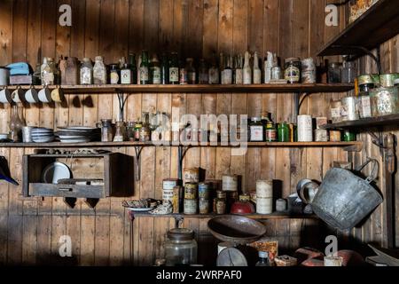 Antarctique, mer de Ross, île de Ross, Cap Evans. Scott's Hut, utilisé pendant la cuisine de l'expédition Terra Nova (1910-1913). Banque D'Images