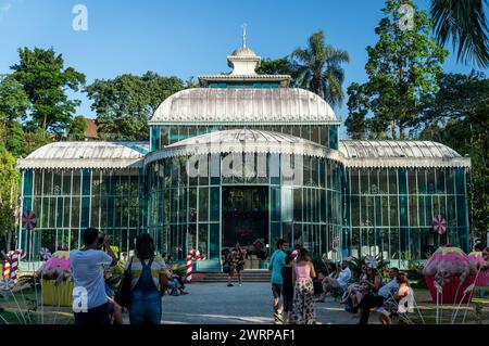 Vue de face du bâtiment en verre Crystal Palace situé dans la rue Alfredo Pacha dans le quartier Centro sous l'après-midi d'été ensoleillé ciel bleu clair. Banque D'Images