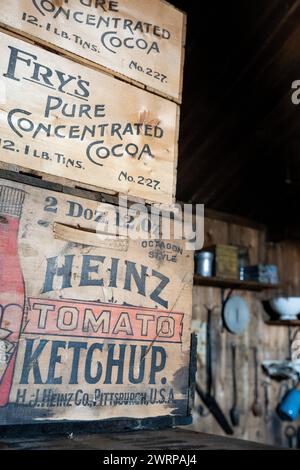 Antarctique, mer de Ross, île de Ross, Cap Evans. Scott's Hut, utilisé lors de l'expédition Terra Nova (1910-1913) vue cuisine, caisse en bois de ketchup Heinz. Banque D'Images