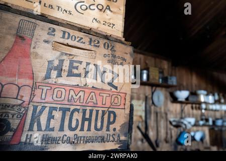 Antarctique, mer de Ross, île de Ross, Cap Evans. Scott's Hut, utilisé lors de l'expédition Terra Nova (1910-1913) vue cuisine, caisse en bois de ketchup Heinz. Banque D'Images