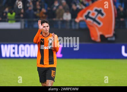 Hambourg, Allemagne - 15 février 2024 : Georgiy Sudakov du Shakhtar Donetsk remercie les fans après le match de l'UEFA Europa League contre Marseille au Volksparkstadion de Hambourg, Allemagne Banque D'Images