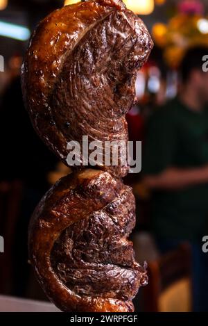 Côtes de bœuf brésiliennes grillées sur brochettes dans un steakhouse churrascaria au Brésil. Banque D'Images