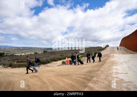 Campo, États-Unis. 13 mars 2024. Les migrants marchent sur la route frontalière pour se rendre à la patrouille frontalière américaine après avoir traversé le mur frontalier du Mexique près de Campo, en Californie, à environ 50 miles de San Diego, mercredi 13 mars 2024. Un projet de loi bipartisan sur l'immigration sénatoriale visant à régler la question de l'immigration migrante est bloqué à la Chambre en raison de la politique de l'année électorale. Photo de Pat Benic/UPI crédit : UPI/Alamy Live News Banque D'Images