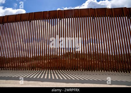 Campo, États-Unis. 13 mars 2024. Le mur frontalier séparant les États-Unis et le Mexique (arrière) est vu près de Campo, Californie, à environ 50 miles de San Diego, le mercredi 13 mars 2024. Un projet de loi bipartisan sur l'immigration sénatoriale visant à régler la question de l'immigration migrante est bloqué à la Chambre en raison de la politique de l'année électorale. Photo de Pat Benic/UPI crédit : UPI/Alamy Live News Banque D'Images