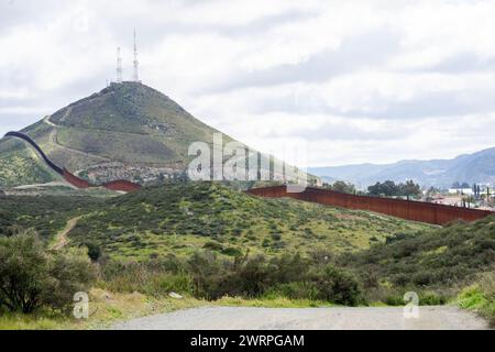 Tecate, États-Unis. 13 mars 2024. Le mur frontalier séparant les États-Unis et le Mexique est vu près de Tecate, en Californie, le mardi 12 mars 2024. Un projet de loi bipartisan sur l'immigration sénatoriale visant à régler la question de l'immigration migrante est bloqué à la Chambre en raison de la politique de l'année électorale. Photo de Pat Benic/UPI crédit : UPI/Alamy Live News Banque D'Images