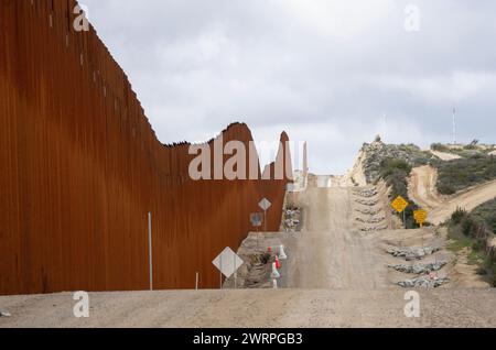 Campo, États-Unis. 13 mars 2024. Le mur frontalier séparant les États-Unis et le Mexique (l) est vu près de Campo, Californie, à environ 50 miles de San Diego, le mercredi 13 mars 2024. Un projet de loi bipartisan sur l'immigration sénatoriale visant à régler la question de l'immigration migrante est bloqué à la Chambre en raison de la politique de l'année électorale. Photo de Pat Benic/UPI crédit : UPI/Alamy Live News Banque D'Images