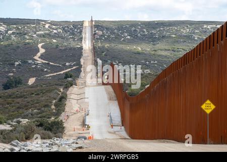 Campo, États-Unis. 13 mars 2024. Le mur frontalier séparant les États-Unis et le Mexique (l) est vu près de Campo, Californie, à environ 50 miles de San Diego, le mercredi 13 mars 2024. Un projet de loi bipartisan sur l'immigration sénatoriale visant à régler la question de l'immigration migrante est bloqué à la Chambre en raison de la politique de l'année électorale. Photo de Pat Benic/UPI crédit : UPI/Alamy Live News Banque D'Images