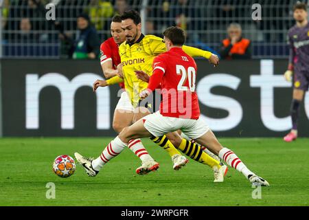 Dortmund, Allemagne. 13 mars 2024. Mats Hummels (C) du Borussia Dortmund affronte Luuk de Jong (l) et Guus Til du PSV Eindhoven lors de la manche 16 de l'UEFA Champions League à Dortmund, Allemagne, le 13 mars 2024. Crédit : Joachim Bywaletz/Xinhua/Alamy Live News Banque D'Images