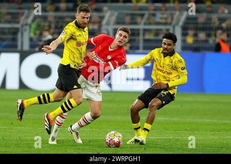 Dortmund, Allemagne. 13 mars 2024. Salih Oezcan (à gauche) et Ian Maatsen (à droite) de Borussia Dortmund affrontent Guus Til du PSV Eindhoven lors de la manche 16 de la Ligue des champions de l'UEFA à Dortmund, Allemagne, le 13 mars 2024. Crédit : Joachim Bywaletz/Xinhua/Alamy Live News Banque D'Images