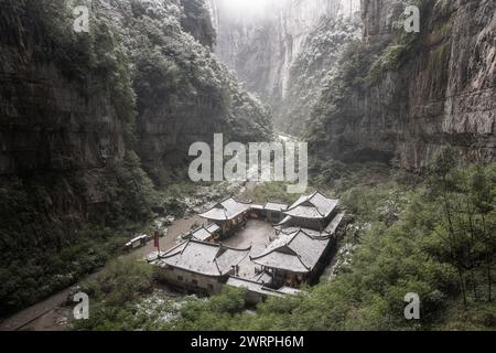 Belle vue du parc national du Karst de Wulong en hiver couvert de neige, Chongqing, Chine Banque D'Images