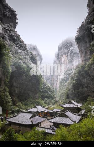 Le bâtiment avant-poste entourant les trois ponts naturels (pont Tianlong, pont Qinglong, pont Heilong) dans le parc géologique national du Karst de Wulong Banque D'Images