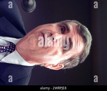 Washington, États-Unis d'Amérique. 28 juillet 2000. Gerald Levin, président-directeur général de Time Warner, Inc, témoigne à l'audience « en Banc » devant la Federal Communications Commission des États-Unis sur les demandes d'America Online, d'Inc et de Time Warner, Inc pour le transfert de contrôle de licences de radiodiffusion dans le cadre de leur projet de fusion à Washington, DC, le 27 juillet 2000. Crédit : Ron Sachs/CNP/Sipa USA crédit : Sipa USA/Alamy Live News Banque D'Images