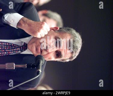 Washington, États-Unis d'Amérique. 28 juillet 2000. Gerald Levin, président-directeur général de Time Warner, Inc, témoigne à l'audience « en Banc » devant la Federal Communications Commission des États-Unis sur les demandes d'America Online, d'Inc et de Time Warner, Inc pour le transfert de contrôle de licences de radiodiffusion dans le cadre de leur projet de fusion à Washington, DC, le 27 juillet 2000. Crédit : Ron Sachs/CNP/Sipa USA crédit : Sipa USA/Alamy Live News Banque D'Images