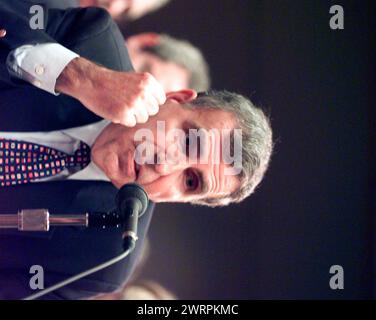 Washington, Vereinigte Staaten. 28 juillet 2000. Gerald Levin, président-directeur général de Time Warner, Inc, témoigne à l'audience « en Banc » devant la Federal Communications Commission des États-Unis sur les demandes d'America Online, d'Inc et de Time Warner, Inc pour le transfert de contrôle de licences de radiodiffusion dans le cadre de leur projet de fusion à Washington, DC, le 27 juillet 2000. Crédit : Ron Sachs/CNP/dpa/Alamy Live News Banque D'Images