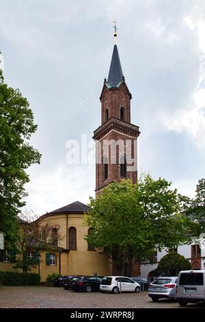 Weinheim, Allemagne - 19 mai 2021 : Tour d'église contre ciel nuageux à Weinheim, Allemagne. Banque D'Images