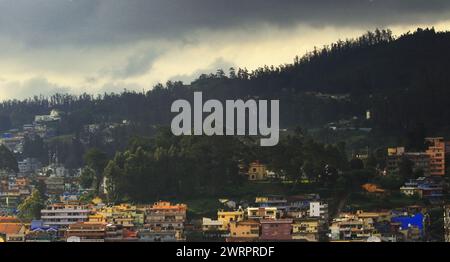 vue panoramique sur les belles montagnes de nilgiri et paysage urbain de la station de colline ooty le matin, tamilnadu dans le sud de l'inde Banque D'Images